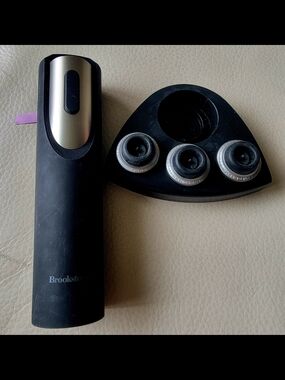 Brookstone Wine Bottle Preserver Resealer w Stoppers